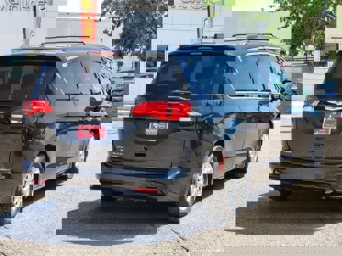 Used 2021 Chrysler Voyager Lxi image 3