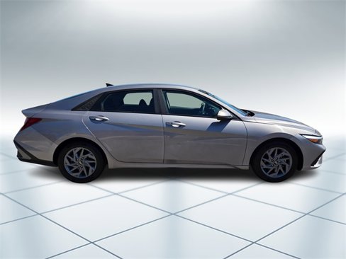 Used 2024 Hyundai Elantra SEL image 3