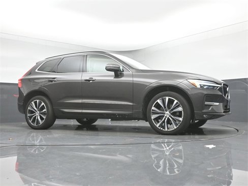 Used 2022 Volvo XC60 B5 Momentum w/ Climate Package image 9
