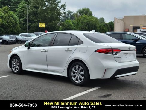 Used 2021 Toyota Corolla LE image 3