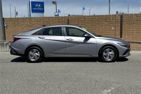 New 2025 Hyundai Elantra SE image 3