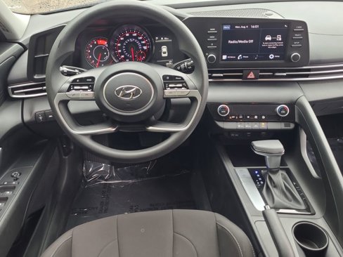 Used 2023 Hyundai Elantra SEL image 11