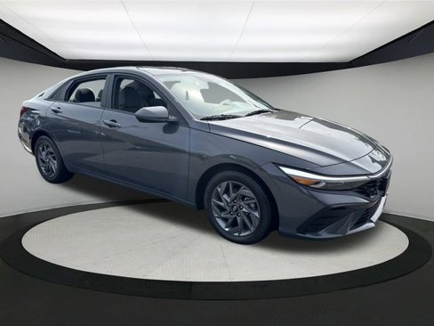Used 2024 Hyundai Elantra SEL image 3