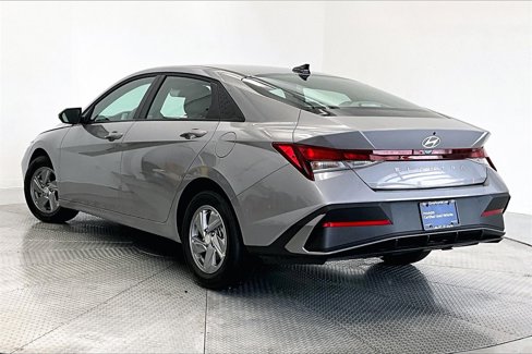 Certified 2025 Hyundai Elantra SE image 12
