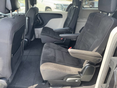 Used 2019 Dodge Grand Caravan SE w/ UConnect Hands-Free Group image 12