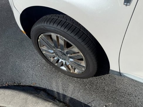 Used 2010 Lincoln MKX FWD image 8