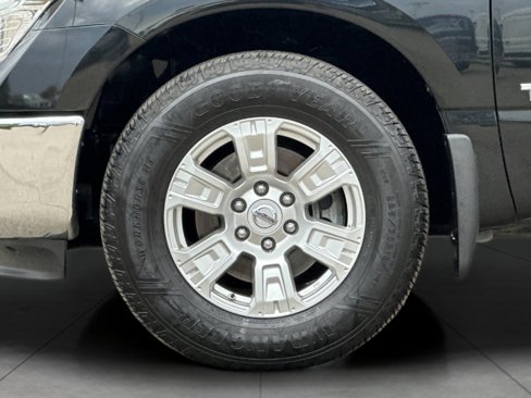 Used 2019 Nissan Titan SV image 23