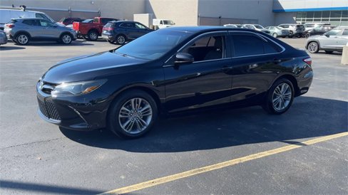 Used 2017 Toyota Camry SE image 4