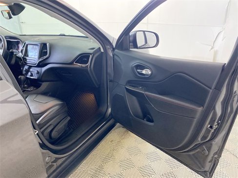 Used 2019 Jeep Cherokee Trailhawk w/ Cold Weather Group image 36