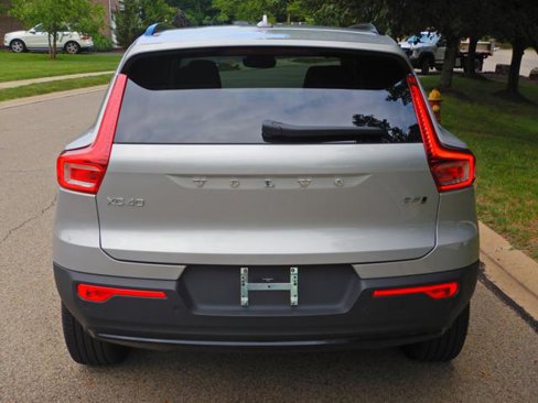 Used 2025 Volvo XC40 B5 Plus image 15