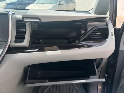 Used 2018 Toyota Sienna XLE image 49