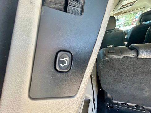 Used 2016 Chrysler Town & Country Touring image 29