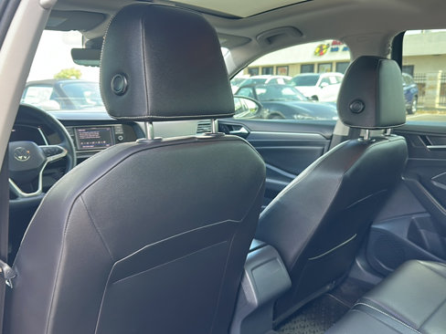 Used 2023 Volkswagen Jetta SE w/ Panoramic Sunroof Package image 17