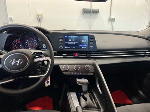 Used 2022 Hyundai Elantra SE image 11