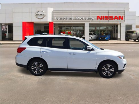 Used 2017 Nissan Pathfinder S image 2