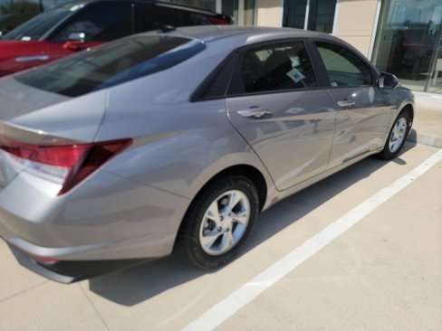 Used 2023 Hyundai Elantra SE image 3
