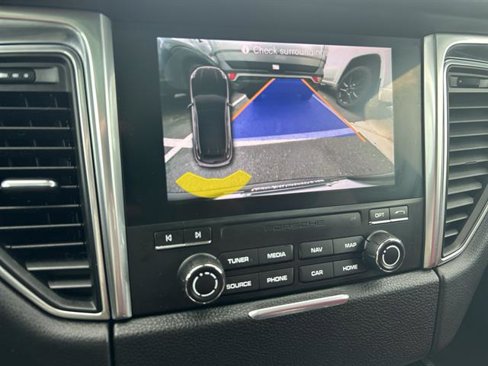 Used 2018 Porsche Macan S image 19