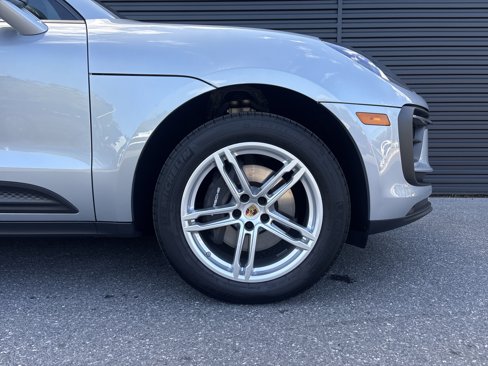 Certified 2025 Porsche Macan image 14