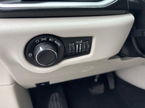 Used 2017 Chrysler Pacifica Touring image 14
