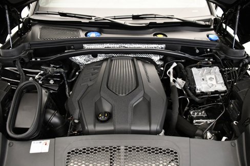Certified 2025 Porsche Macan Turbo image 12