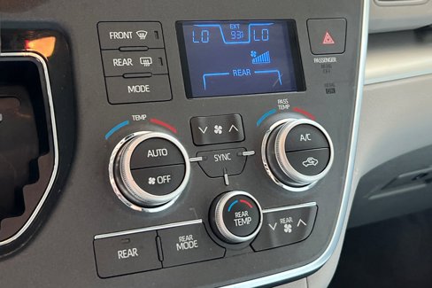 Used 2018 Toyota Sienna LE image 24