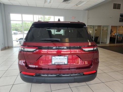 Certified 2024 Jeep Grand Cherokee Altitude image 8
