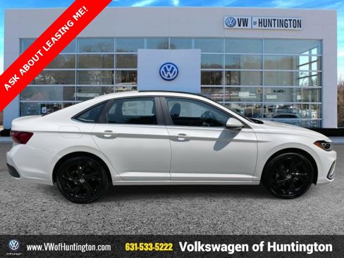 Certified 2025 Volkswagen Jetta SE w/ Sunroof Package image 6