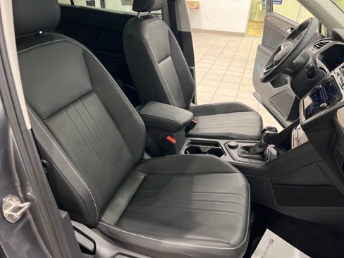 Used 2023 Volkswagen Tiguan SE w/ Panoramic Sunroof Package image 22