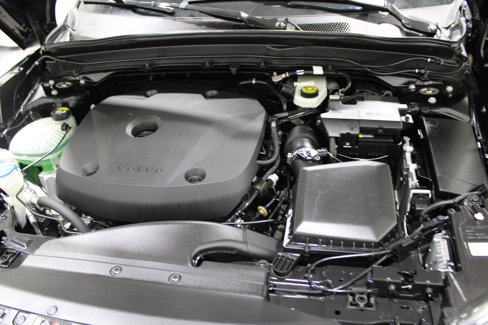Used 2022 Volvo XC40 T4 Momentum image 32
