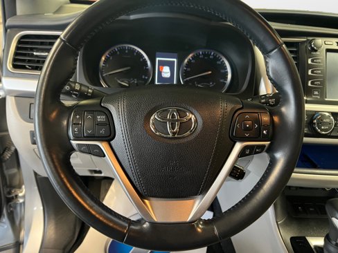 Used 2017 Toyota Highlander Limited image 12