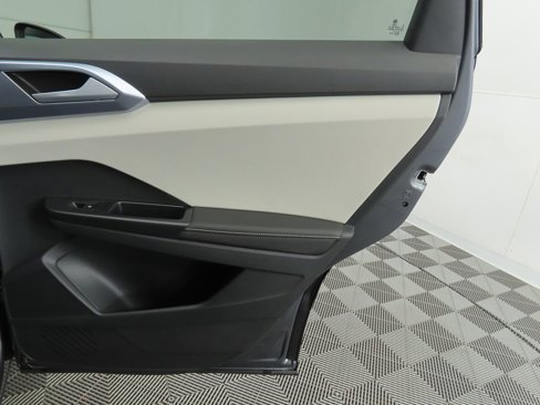 Certified 2025 Volkswagen Taos SE image 28