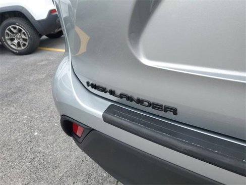 Used 2021 Toyota Highlander XLE image 7