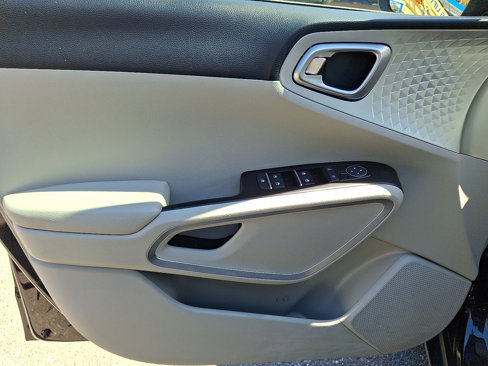 Certified 2023 Kia Soul LX image 12