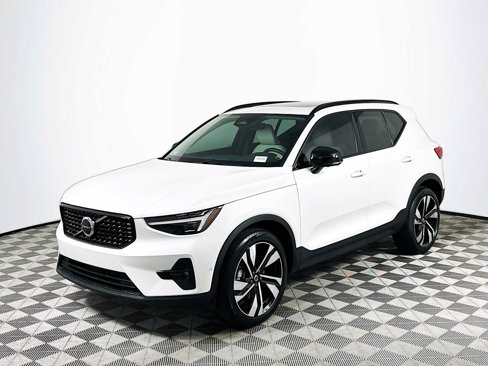 Used 2025 Volvo XC40 B5 Plus w/ Climate Package image 3