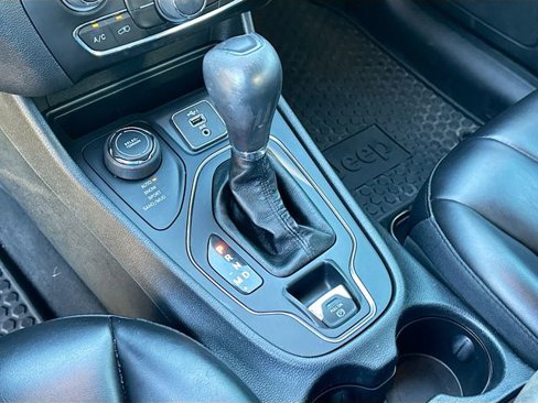 Used 2019 Jeep Cherokee Latitude Plus w/ Cold Weather Group image 16