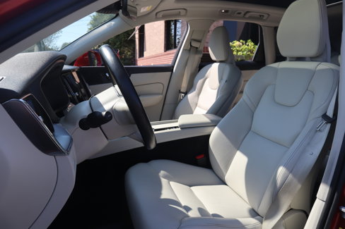 Used 2020 Volvo XC60 T5 Momentum image 28