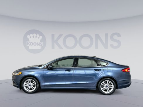 Used 2018 Ford Fusion SE w/ Fusion SE Technology Package image 2