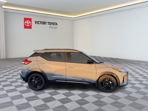 Used 2021 Nissan Kicks SR image 2