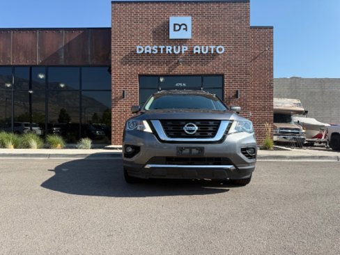 Used 2017 Nissan Pathfinder Platinum image 2