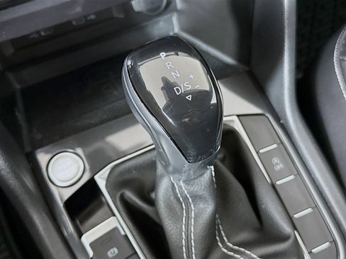Used 2022 Volkswagen Tiguan SE image 16