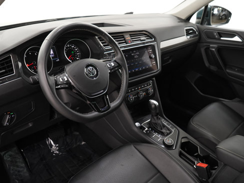 Used 2021 Volkswagen Tiguan SE w/ Panoramic Sunroof Package image 23