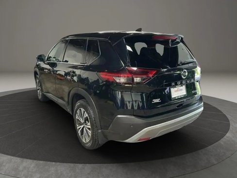 Used 2021 Nissan Rogue SV image 3