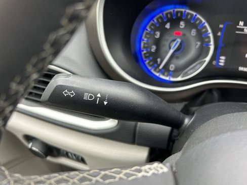 Used 2023 Chrysler Voyager LX image 18