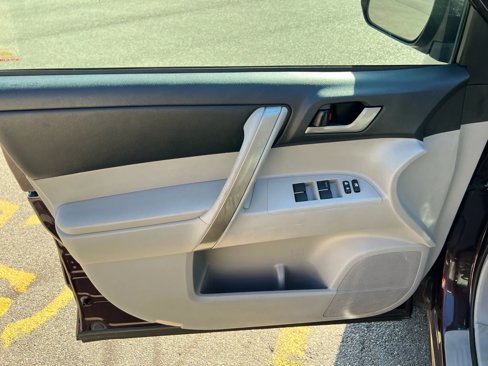 Used 2013 Toyota Highlander SE image 18