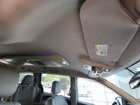 Used 2014 Chrysler Town & Country Touring image 27