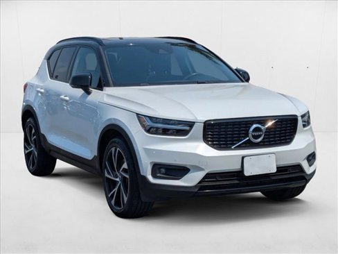 Used 2021 Volvo XC40 T5 R-Design image 3