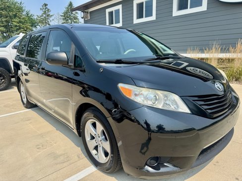 Used 2014 Toyota Sienna L image 2