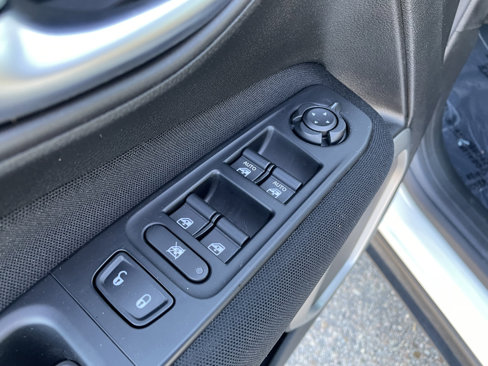 Used 2021 Jeep Renegade Latitude w/ Luxury Group II image 13