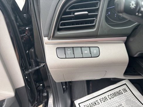 Used 2020 Hyundai Elantra SE image 18