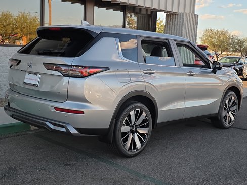 New 2025 Mitsubishi Outlander SE image 4